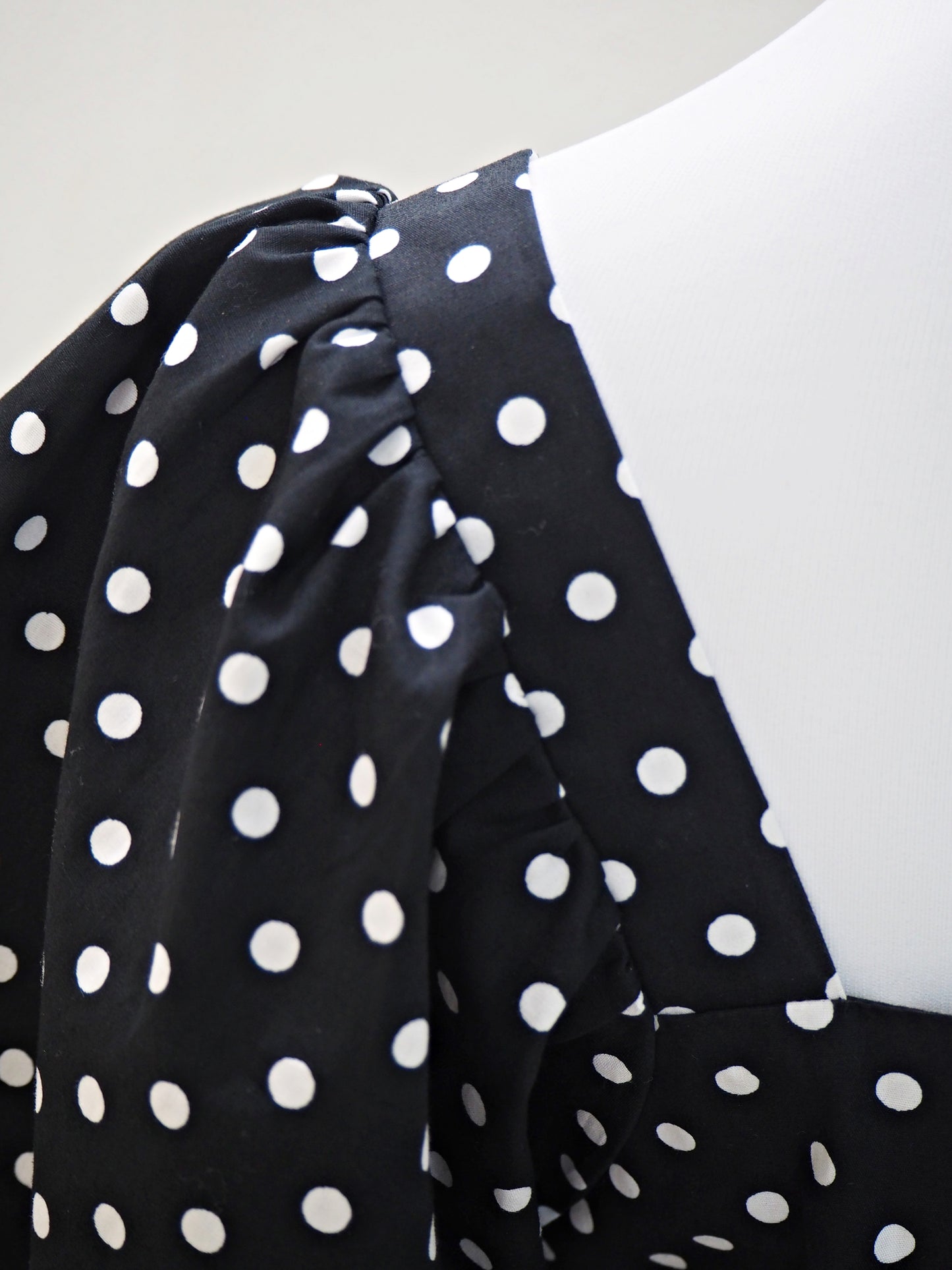 POIS パフスリーブドットブラウス BLACK